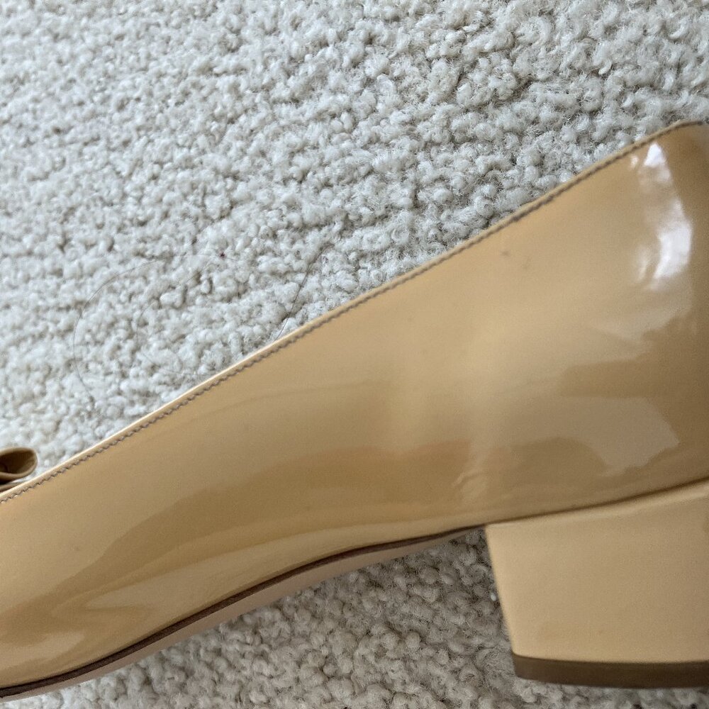 Salvatore Ferragamo Women Vara Pump  sz7.5B –Amaretti (Tan/Beige) Patent Leather - Picture 12 of 16